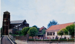 Eglise et école couleur vers 1975